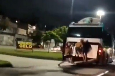 Vídeo flagra passageiros viajando no teto e pendurados atrás do BRT na Zona Oeste