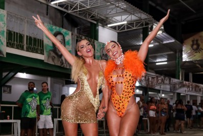 Ex-participantes de 'A Fazenda' Aline Mineiro e Erika Schneider sambam muito no ensaio da Mocidade