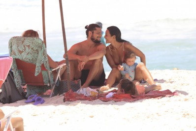 Bruno Gissoni e Yanna Lavigne curtem dia de praia com as filhas 