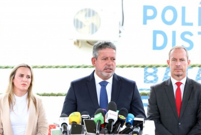 Lira entrega notícia-crime a Aras e aumenta pressão por punição a golpistas