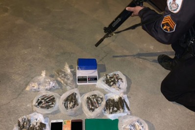 Polícia Militar prende dupla por tráfico de drogas em Araruama