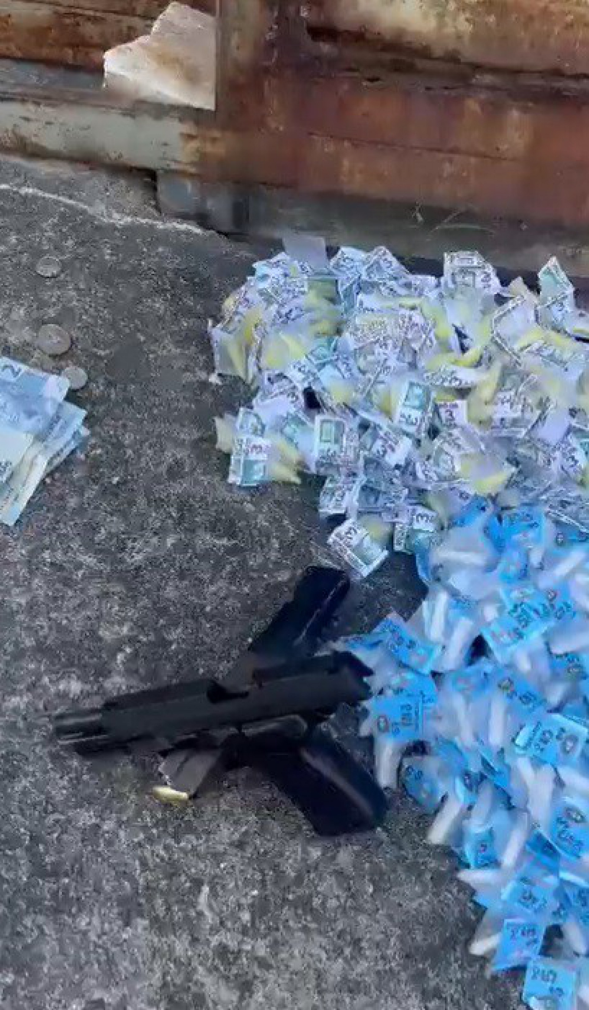 Com o suspeito foi apreendido uma pistola e grande quantidade de drogas