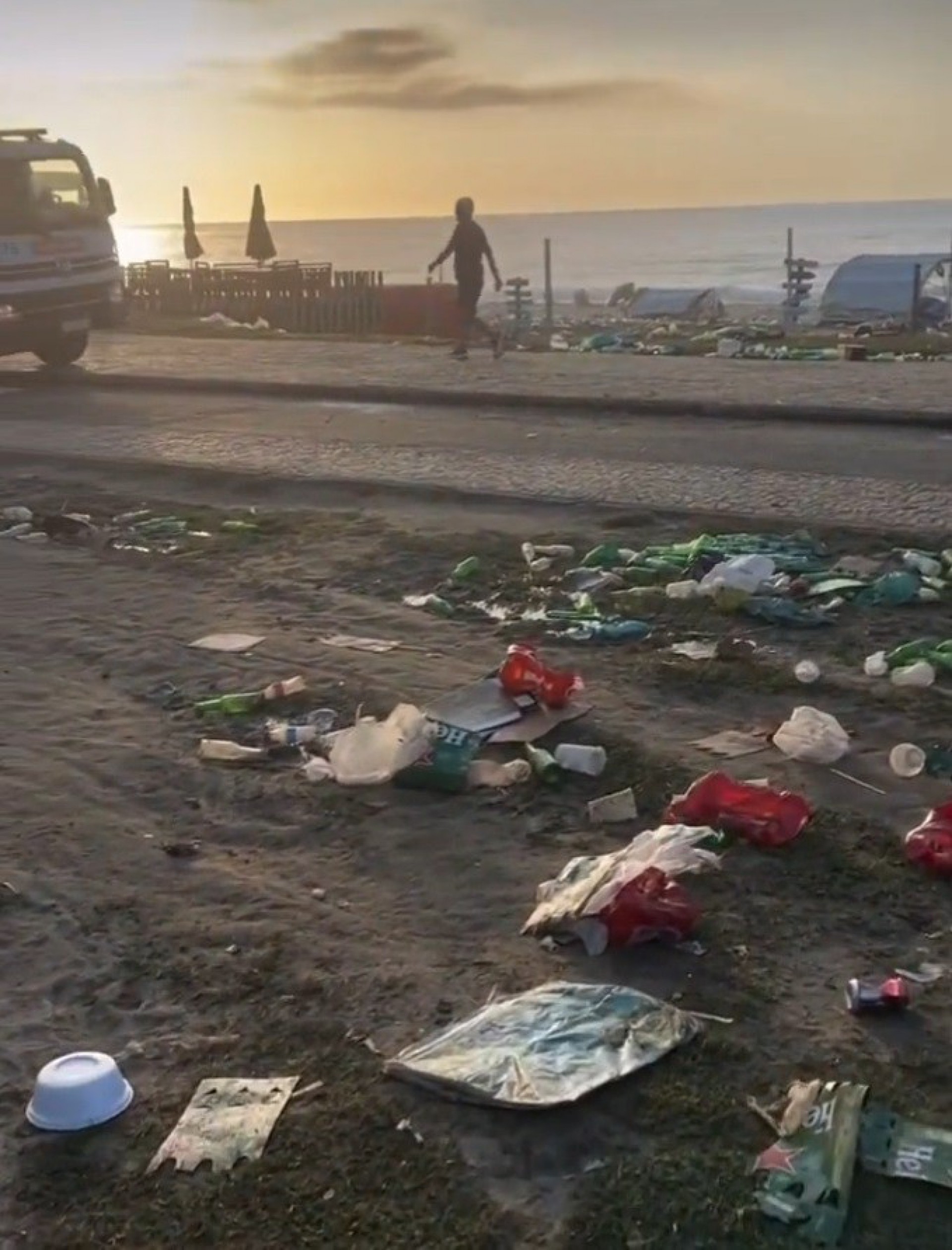 Praia do Recreio dos Bandeirantes amanheceu lotada de lixo ap&oacute;s evento promovido pelo grupo de pagode Clareou no domingo