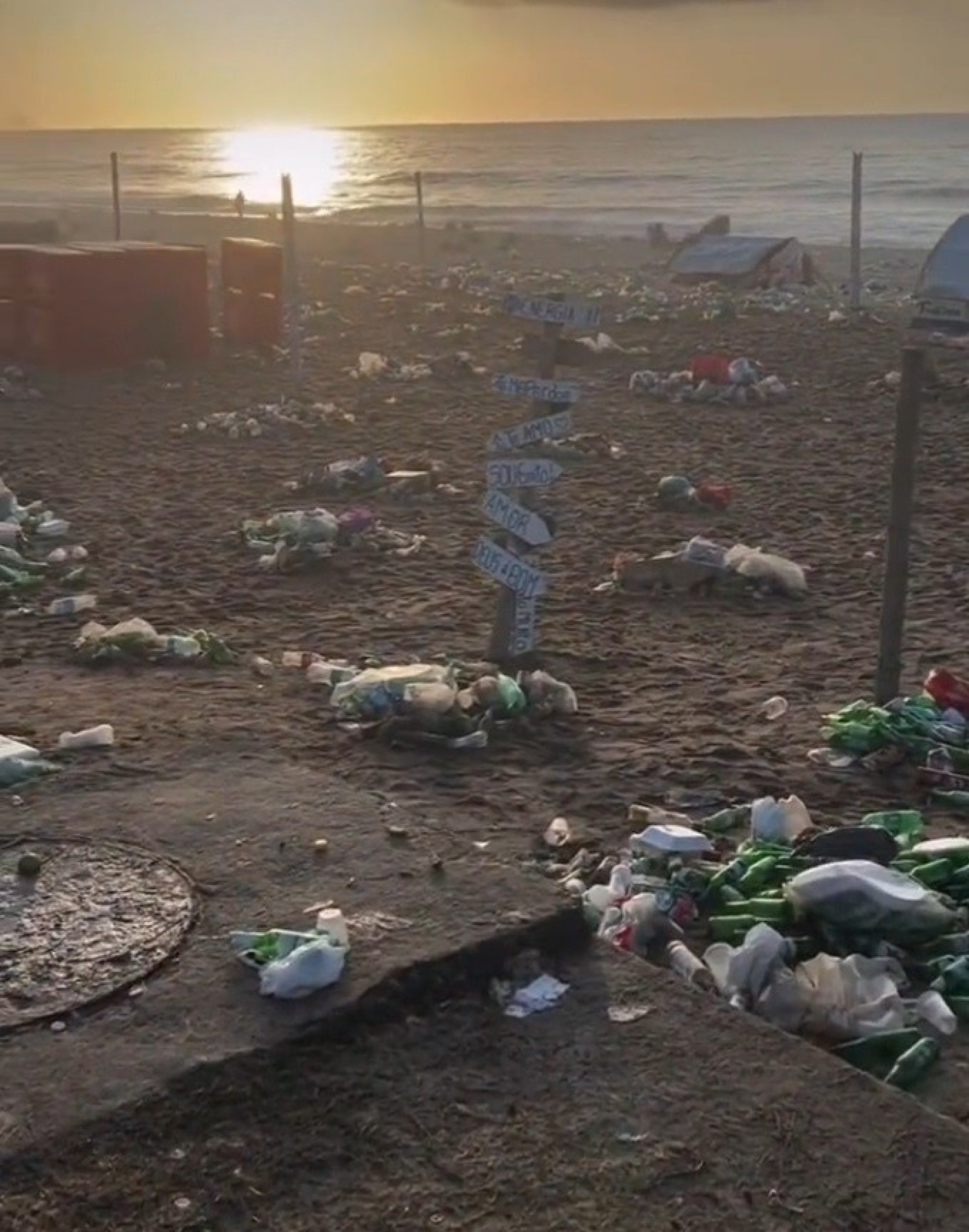 Praia do Recreio dos Bandeirantes amanheceu lotada de lixo ap&oacute;s evento promovido pelo grupo de pagode Clareou no domingo