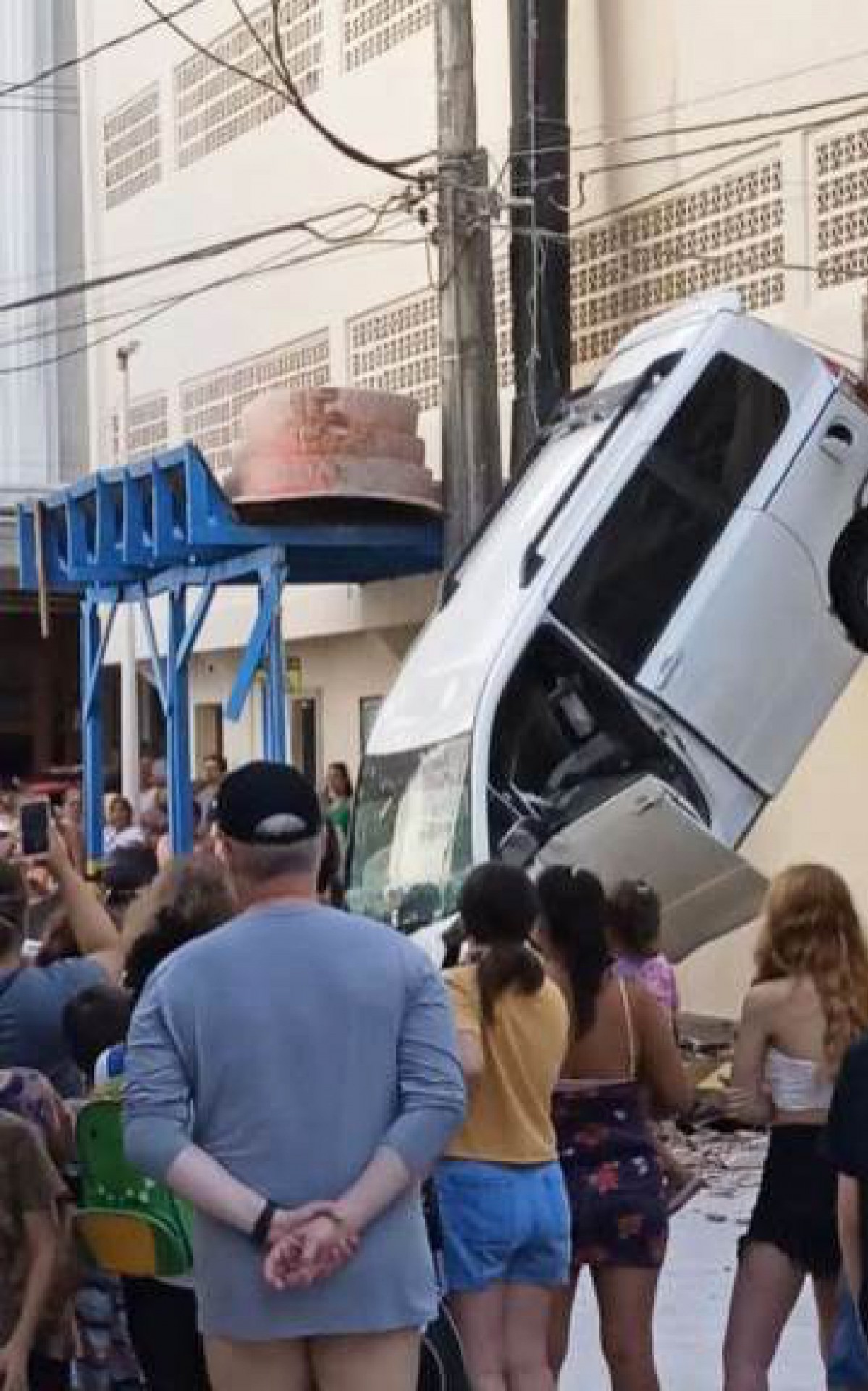 Homem tentava manobrar o veículo, quando perdeu o controle, bateu na parede e caiu do segundo andar do prédio - Reprodução/Redes Sociais