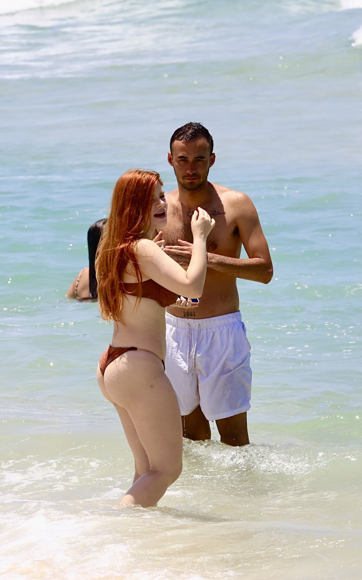 Giovanna Le&atilde;o curte dia de sol em praia da Zona Oeste do Rio