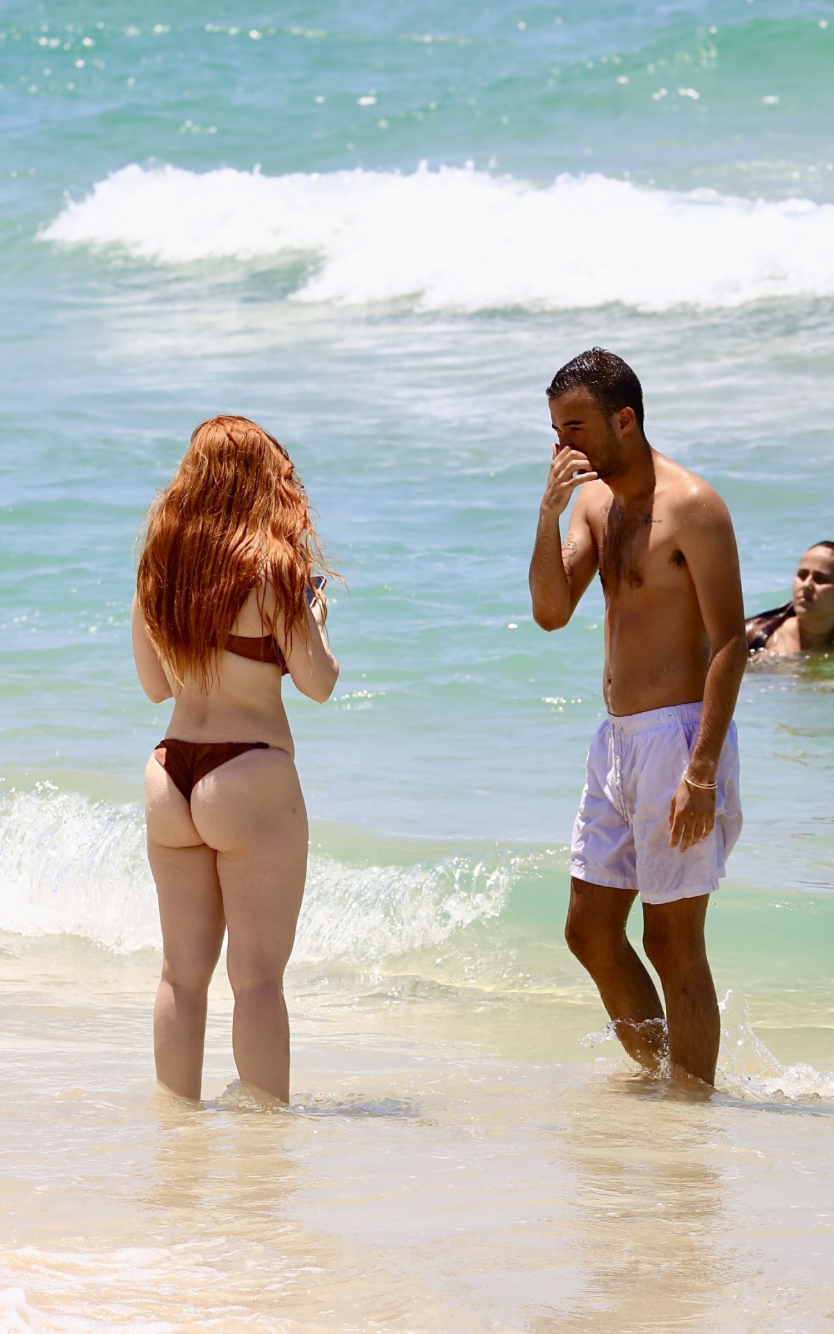 Giovanna Le&atilde;o curte dia de sol em praia da Zona Oeste do Rio