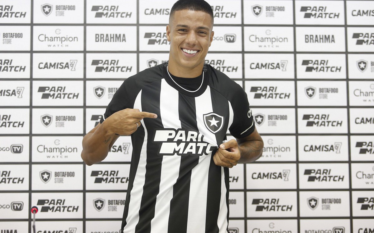 Carlos Alberto comemora acerto com o Botafogo e diz: 'Vim para ganhar t&iacute;tulos'
