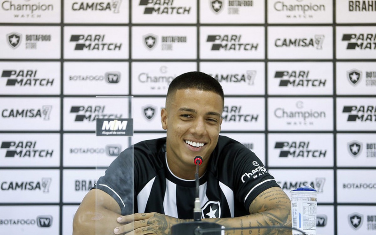 Carlos Alberto &eacute; o terceiro refor&ccedil;o do Botafogo para 2023