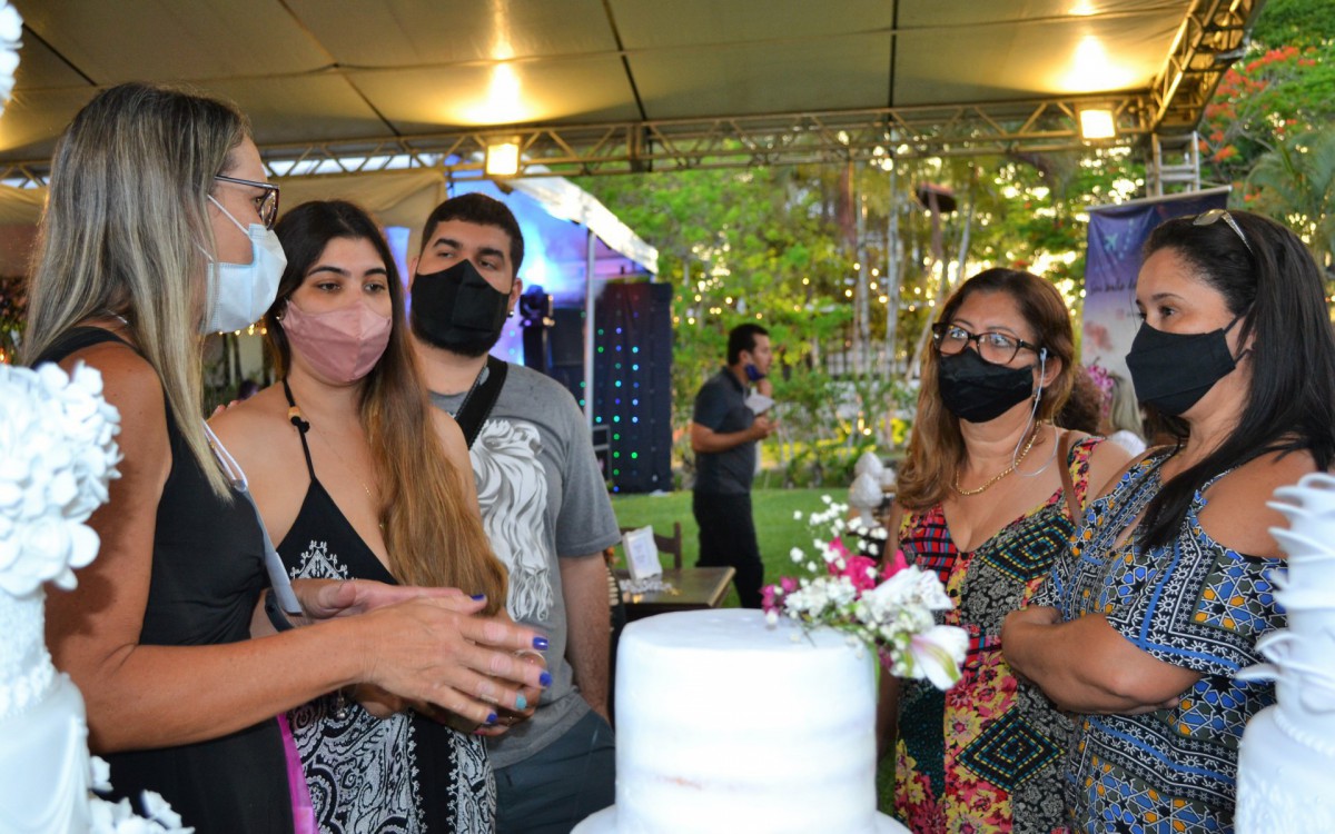 O Sal&atilde;o Simplesmente Noivas contar&aacute; com apresenta&ccedil;&otilde;es de m&uacute;sica para cerim&ocirc;nias e festas, &aacute;rea de gastronomia, degusta&ccedil;&otilde;es, desfiles de vestidos de noiva e madrinha, trajes para noivos, pais, e padrinhos, al&eacute;m de sorteios