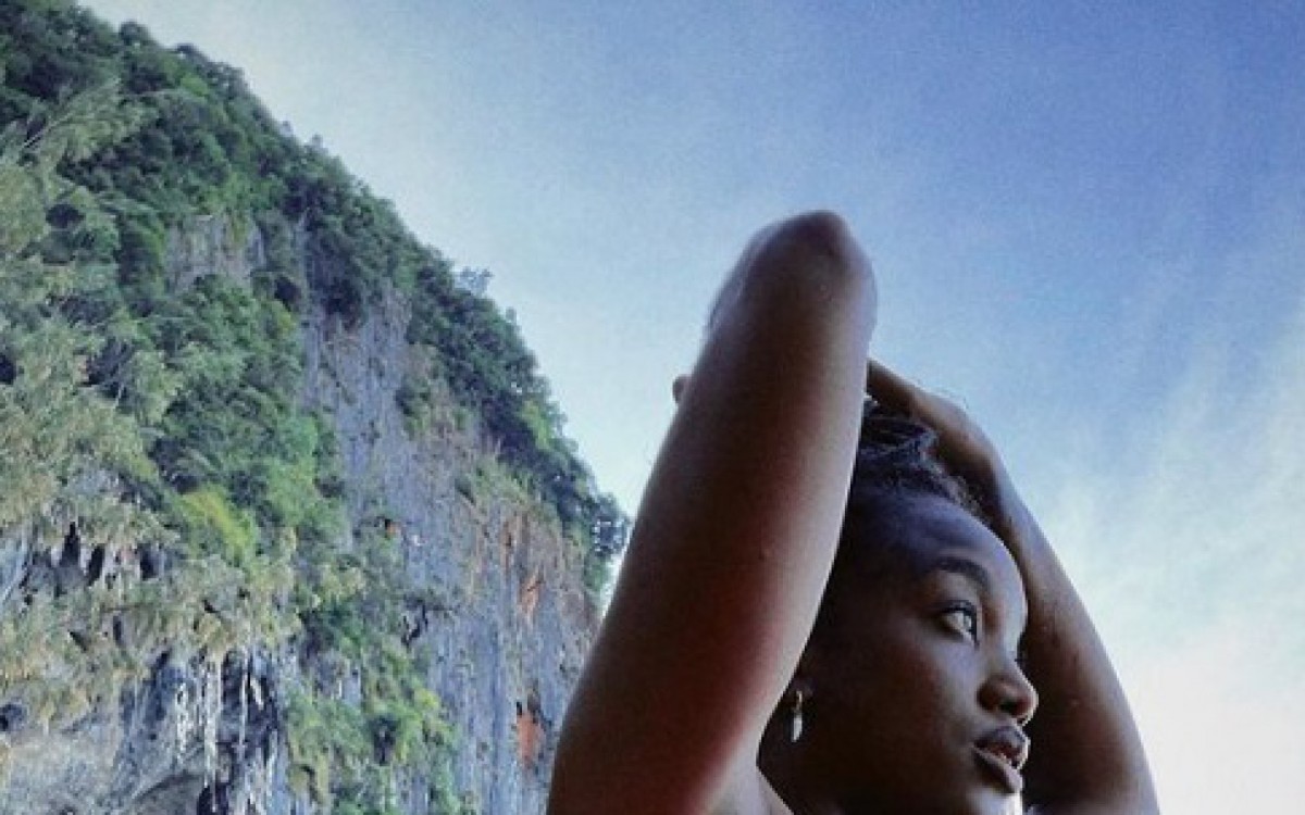 Iza exibe o corpo escultural em praia da Tail&Atilde;&Acirc;&cent;ndia