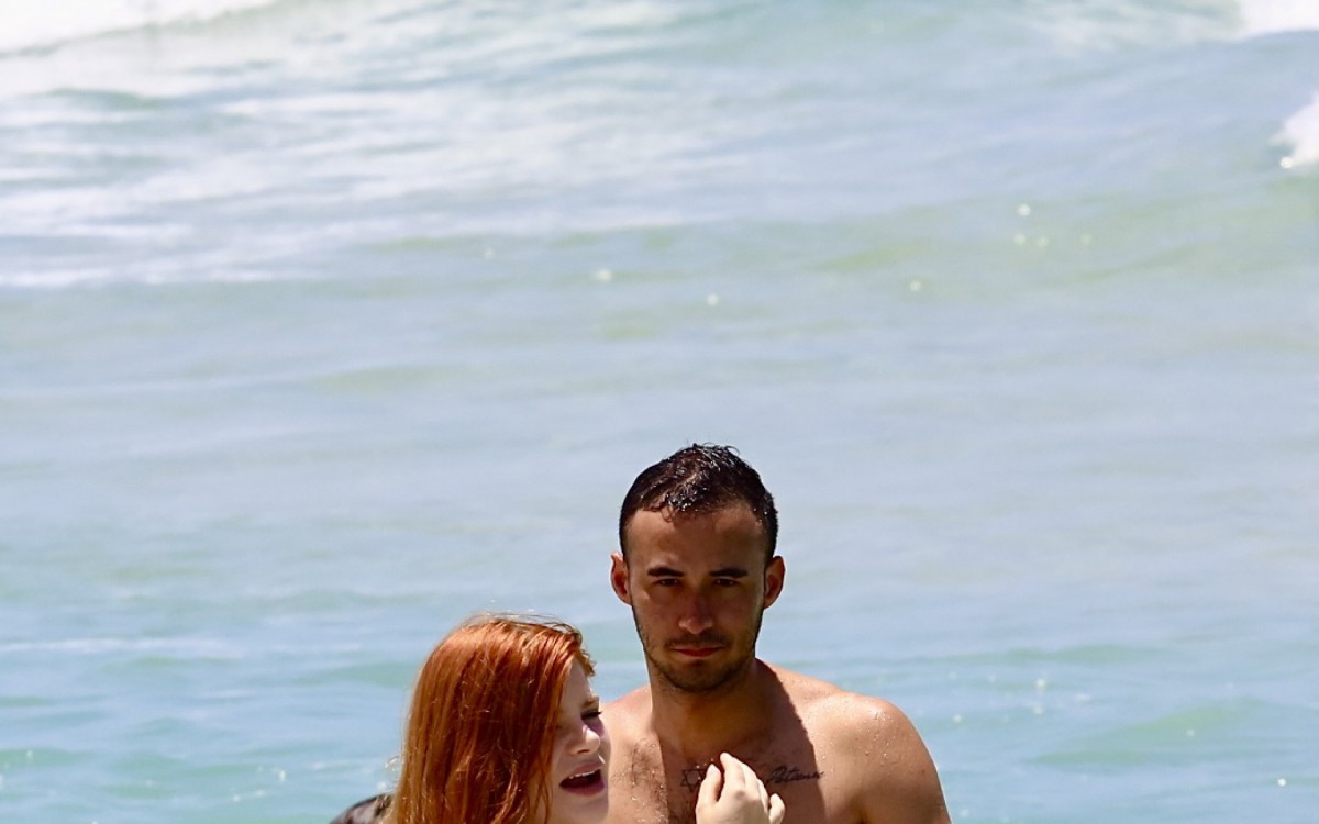 Giovanna Le&atilde;o curte dia de sol em praia da Zona Oeste do Rio