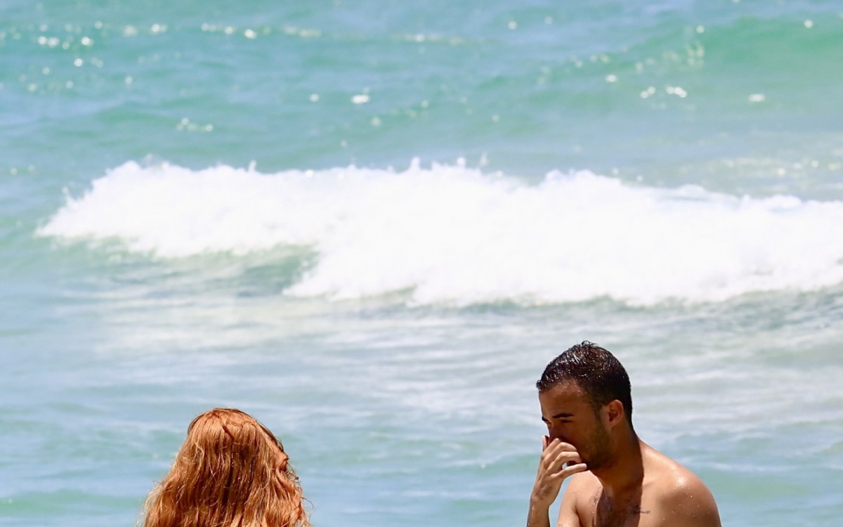 Giovanna Le&atilde;o curte dia de sol em praia da Zona Oeste do Rio