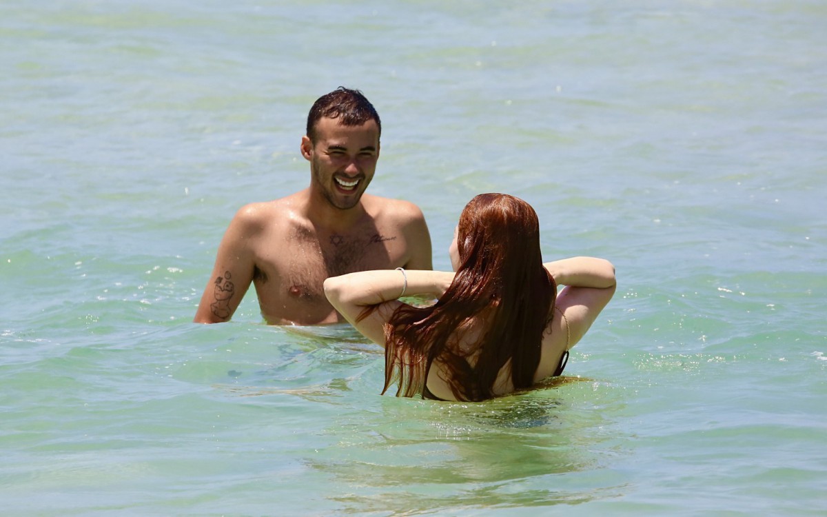 Giovanna Le&atilde;o curte dia de sol em praia da Zona Oeste do Rio