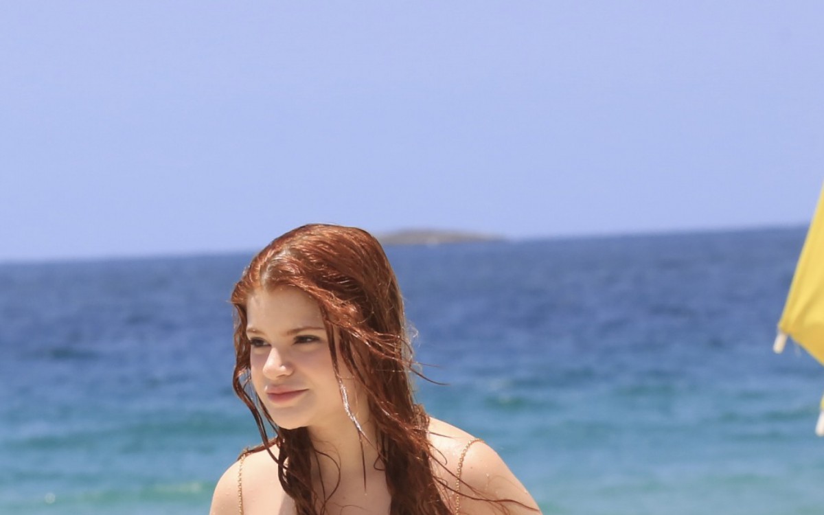 Giovanna Le&atilde;o curte dia de sol em praia da Zona Oeste do Rio