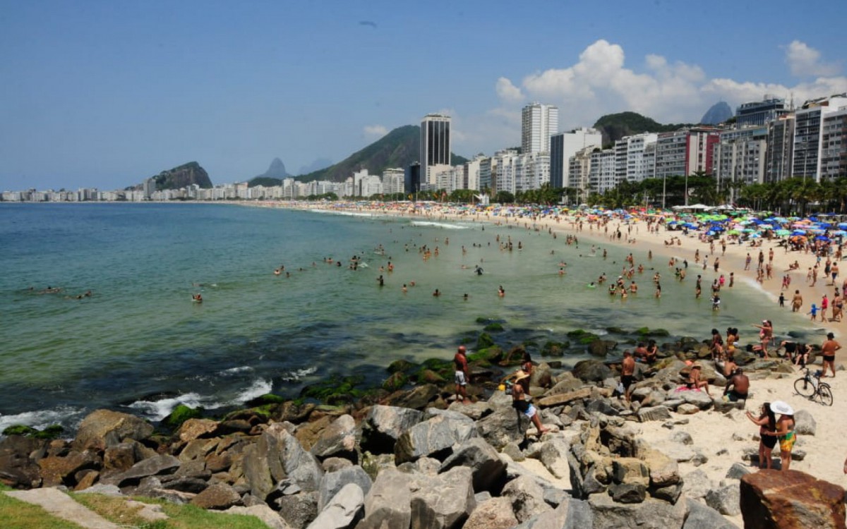 Cariocas aproveitam a Praia do Leme na manhã desta terça-feira - Estefan Radovicz / Agência O Dia