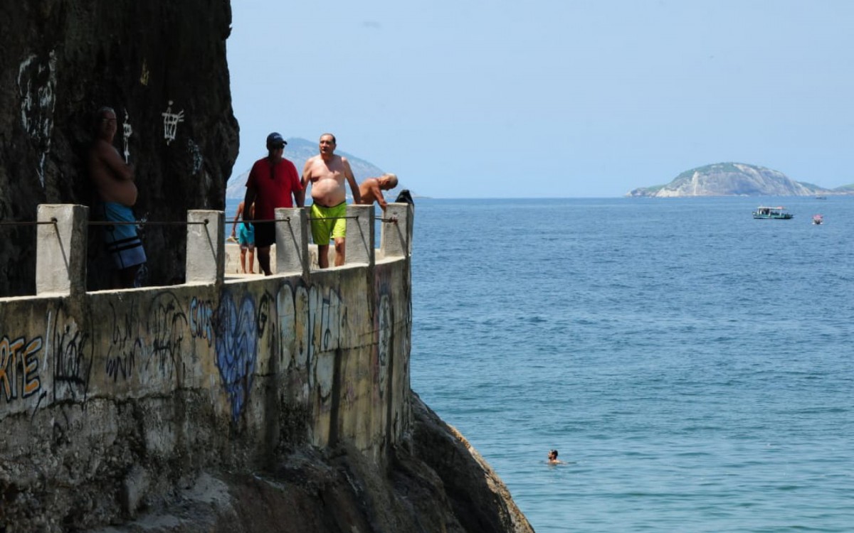 Cariocas aproveitam a Praia do Leme na manhã desta terça-feira - Estefan Radovicz / Agência O Dia