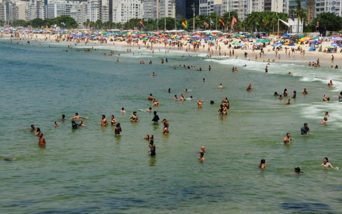 Cariocas aproveitam a Praia do Leme na manhã desta terça-feira - Estefan Radovicz / Agência O Dia