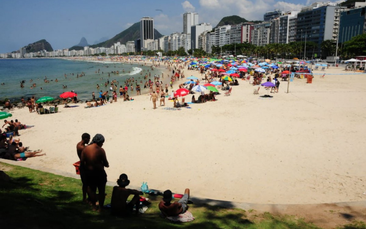 Cariocas aproveitam a Praia do Leme na manhã desta terça-feira - Estefan Radovicz / Agência O Dia