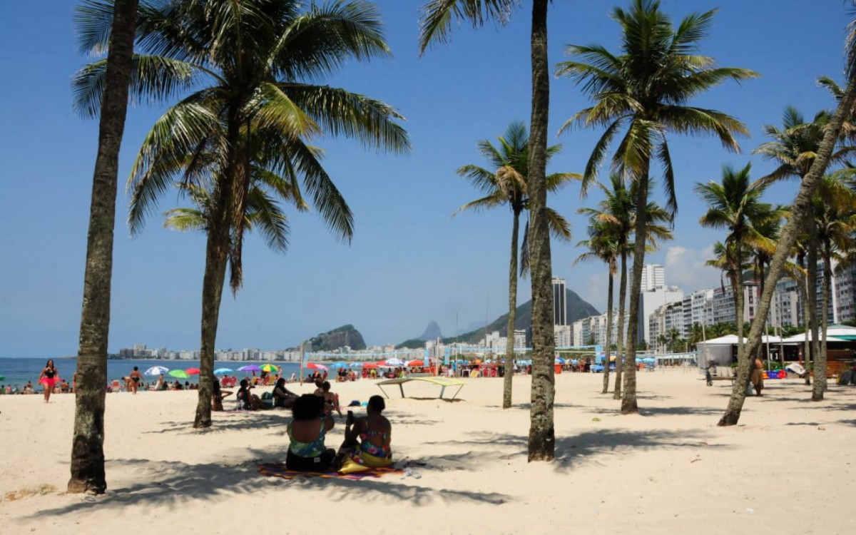 Cariocas aproveitam a Praia do Leme na manhã desta terça-feira - Estefan Radovicz / Agência O Dia