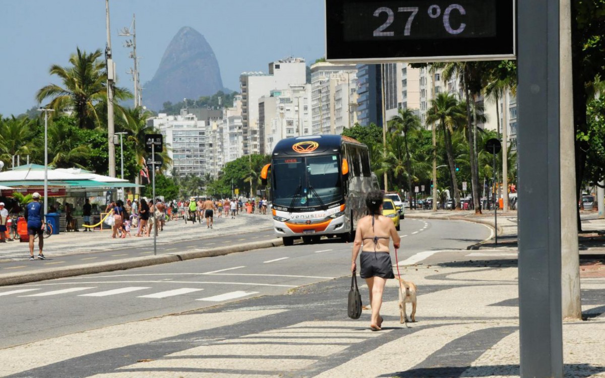 Cariocas aproveitam a Praia do Leme na manhã desta terça-feira - Estefan Radovicz / Agência O Dia