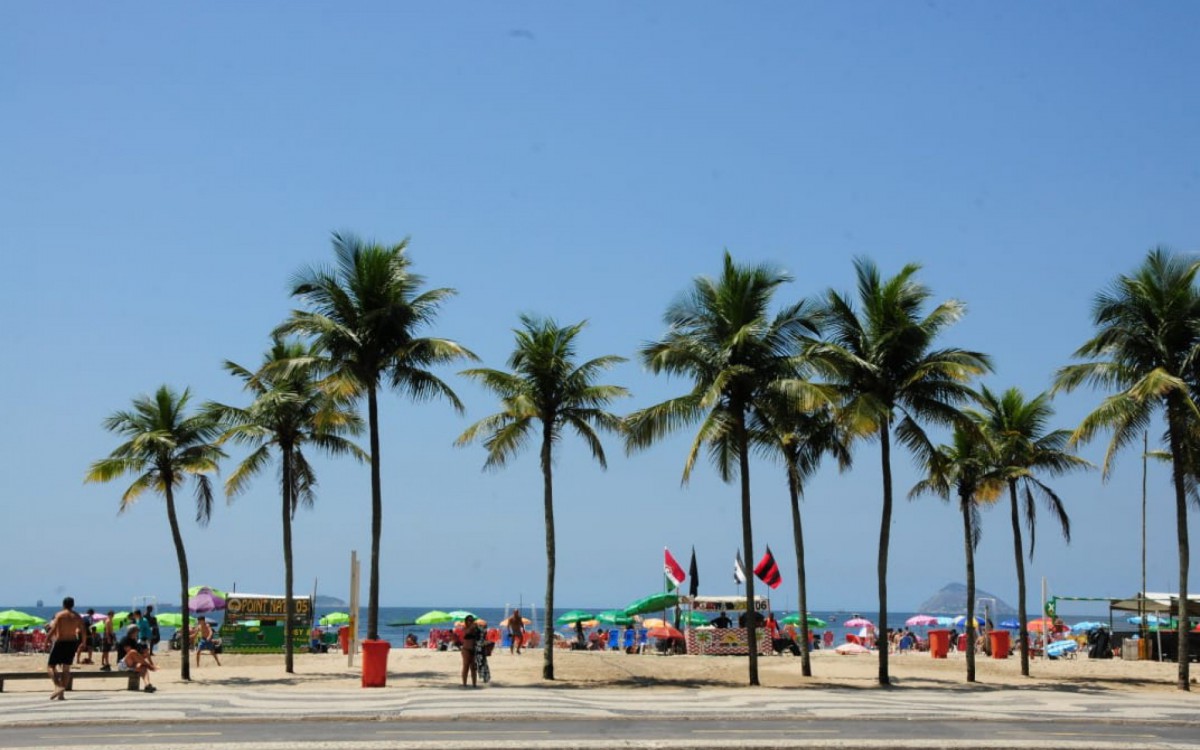 Cariocas aproveitam a Praia do Leme na manhã desta terça-feira - Estefan Radovicz / Agência O Dia
