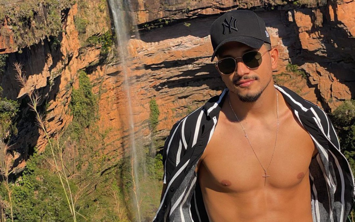 Jogador Yuri Lima, do Mirassol, confirmou que vive romance com a cantora Iza