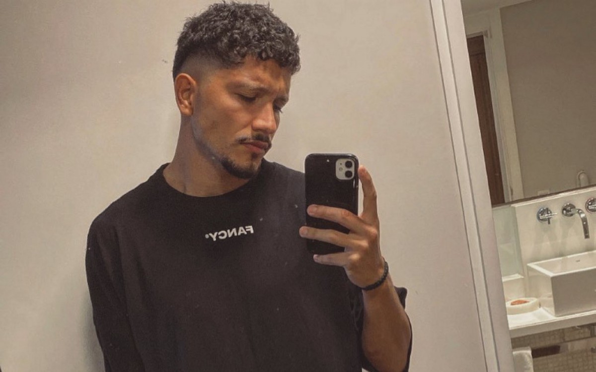 Jogador Yuri Lima, do Mirassol, confirmou que vive romance com a cantora Iza