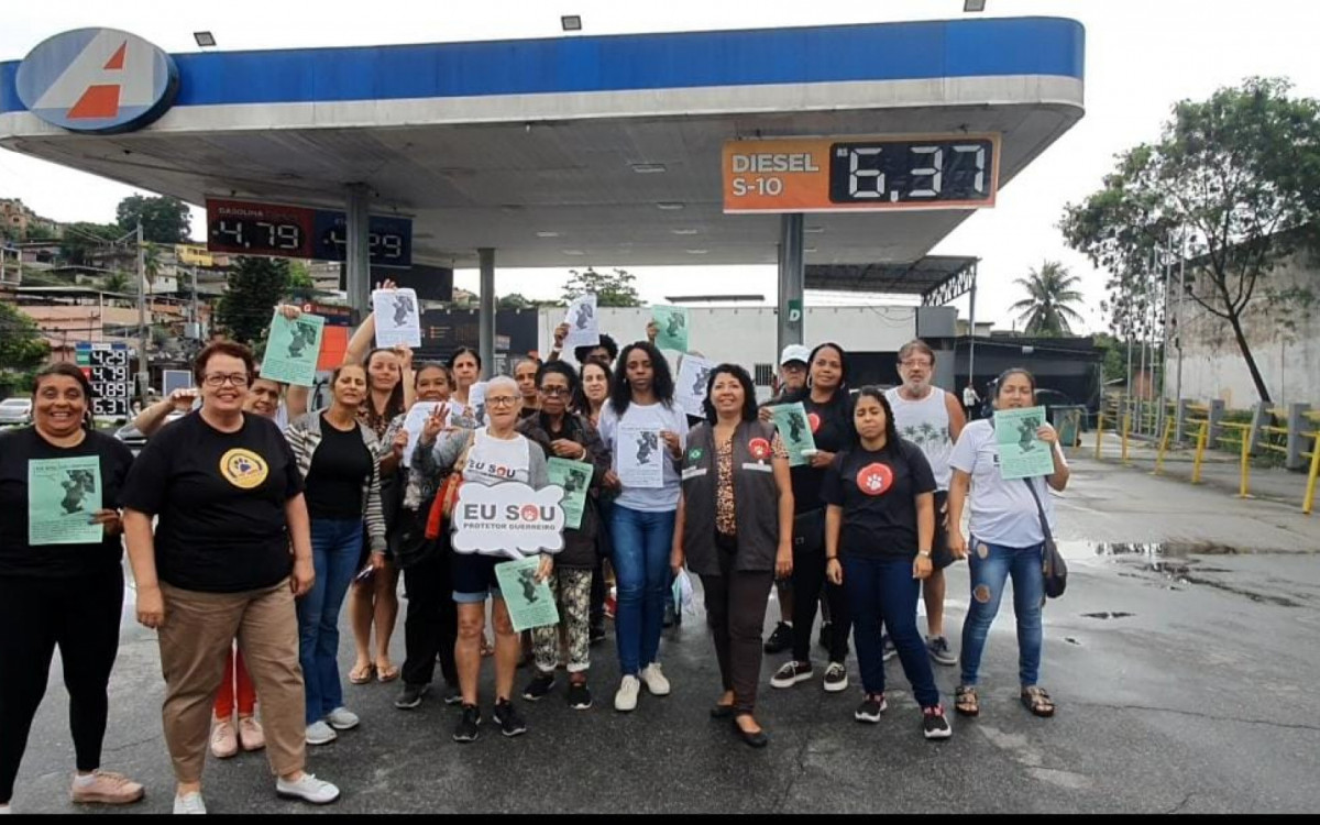 População faz protesto em frente ao posto de gasolina contra o desaparecimento de Pretinha