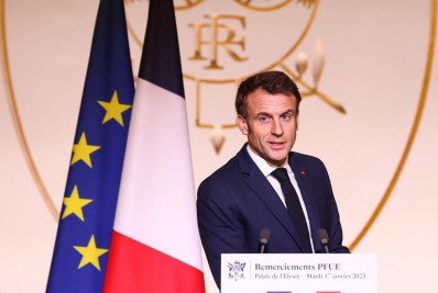 Na França, Macron quer aumentar idade de aposentadoria sem aprovação de deputados