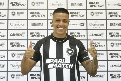 Carlos Alberto comemora acerto com o Botafogo e diz: 'Vim para ganhar títulos'