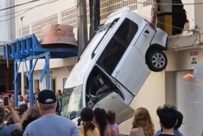 Carro destrói parede de prédio e cai em cima de mulher; veja vídeo