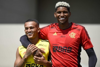 Benfica entra em contato e inicia negociação com Hugo Souza, do Flamengo