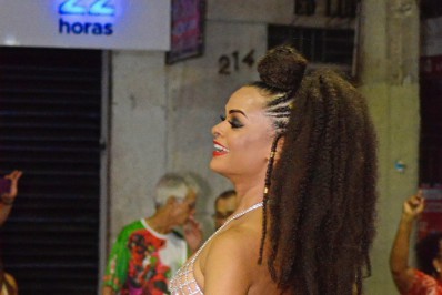 Em fim de semana agitado, Anny Alves cai no samba na Porto da Pedra