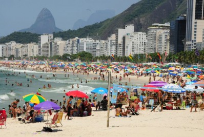 Cariocas aproveitam dia ensolarado e marcam presença na praia