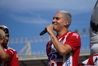 Ex-alvo do Flamengo, Quintero perde pênalti contra o mascote em apresentação no Junior Barranquilla