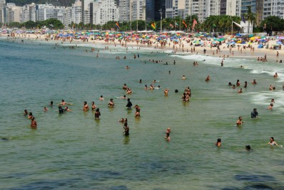 Idoso se afoga na praia do Leme e sofre parada cardiorrespiratória 