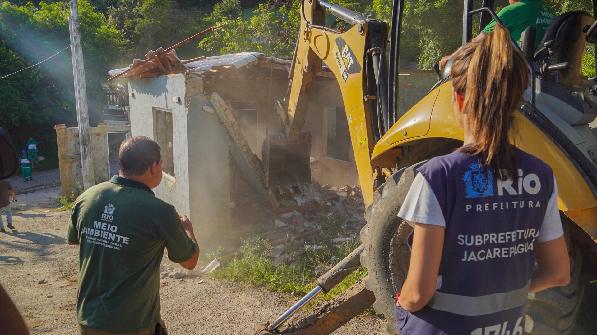 Um condomínio clandestino na região do Anil, na Zona Oeste, foi destruído por uma força tarefa que contou com equipes da Prefeitura do Rio, Ministério Público e as Polícias Civil e Militar - Jefferson Teófilo/Prefeitura do Rio