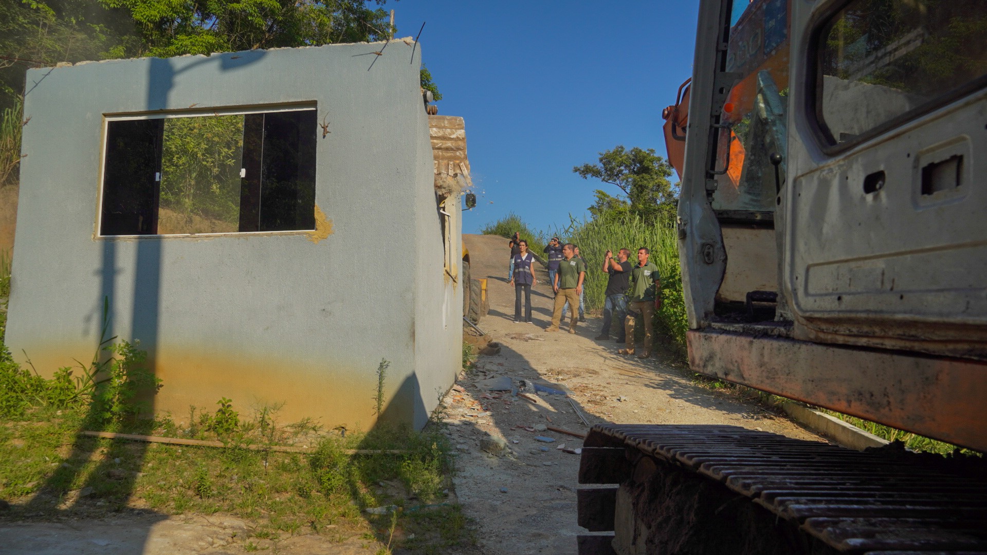 Um condomínio clandestino na região do Anil, na Zona Oeste, foi destruído por uma força tarefa que contou com equipes da Prefeitura do Rio, Ministério Público e as Polícias Civil e Militar - Jefferson Teófilo/Prefeitura do Rio