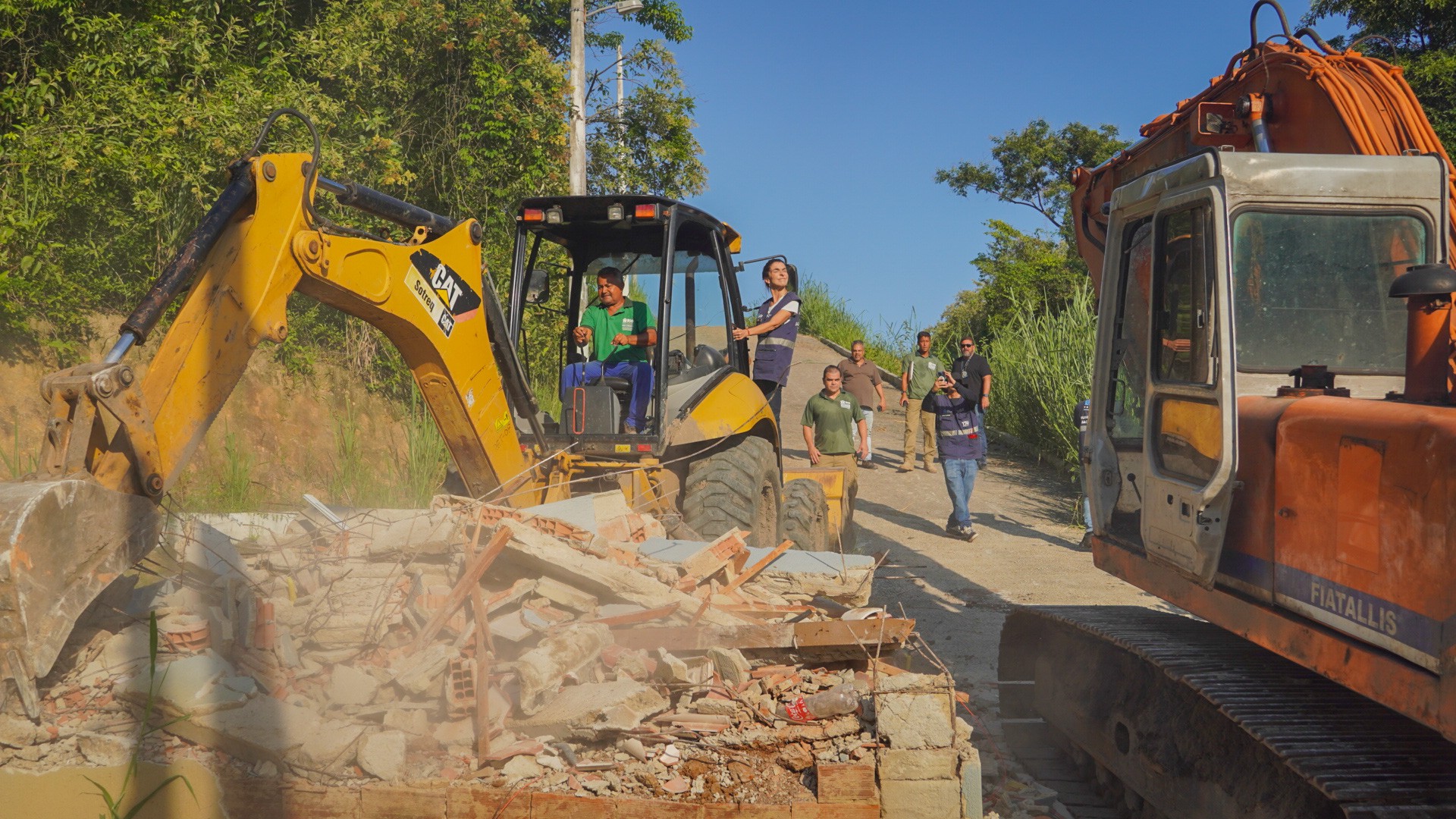Um condomínio clandestino na região do Anil, na Zona Oeste, foi destruído por uma força tarefa que contou com equipes da Prefeitura do Rio, Ministério Público e as Polícias Civil e Militar - Jefferson Teófilo/Prefeitura do Rio