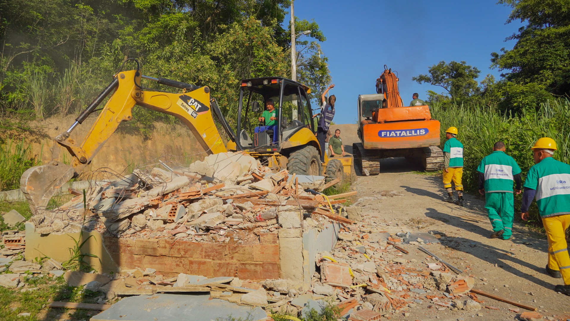 Um condomínio clandestino na região do Anil, na Zona Oeste, foi destruído por uma força tarefa que contou com equipes da Prefeitura do Rio, Ministério Público e as Polícias Civil e Militar - Jefferson Teófilo/Prefeitura do Rio