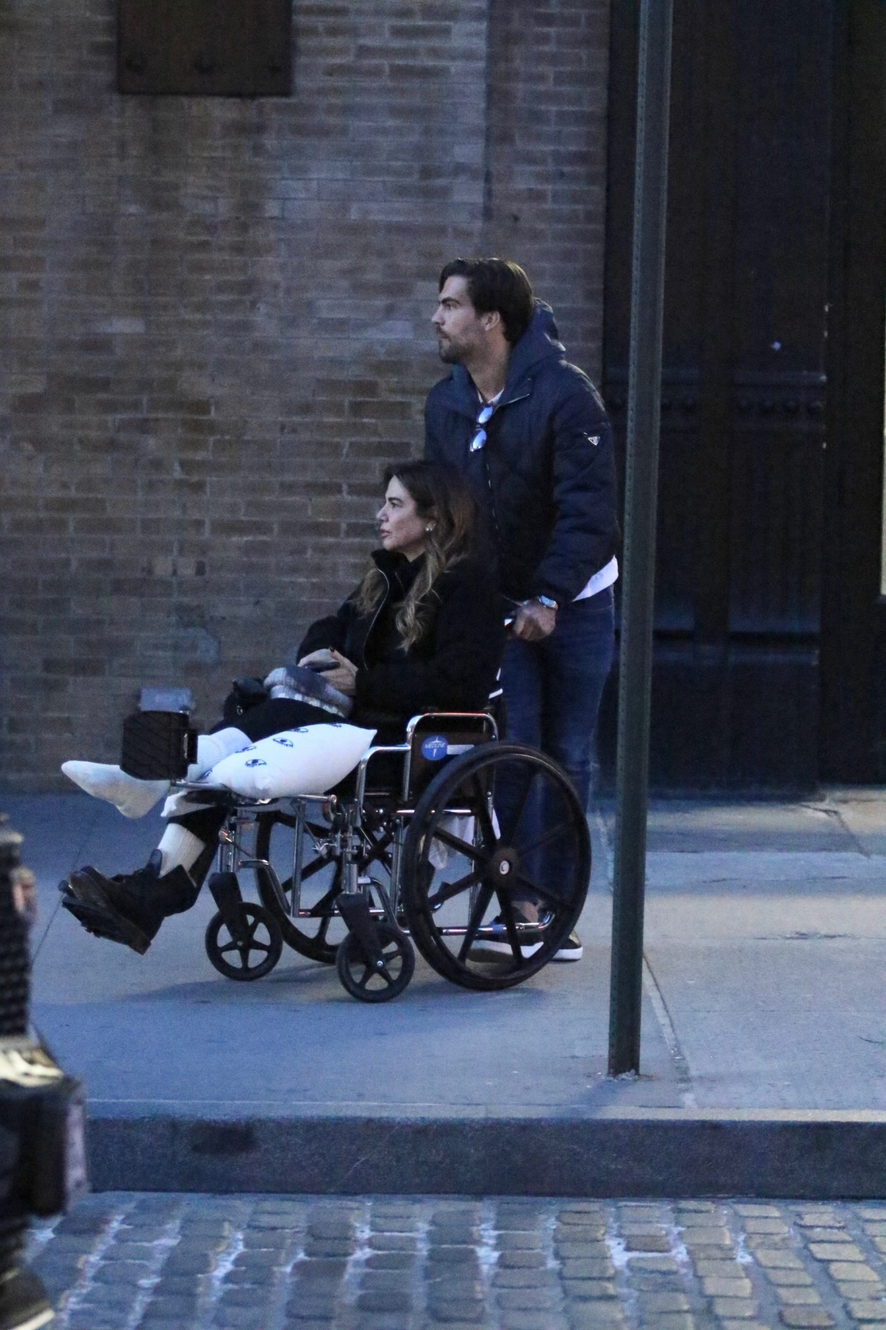 Luciana Gimenez e o namorado deixam restaurante de Nova York -  