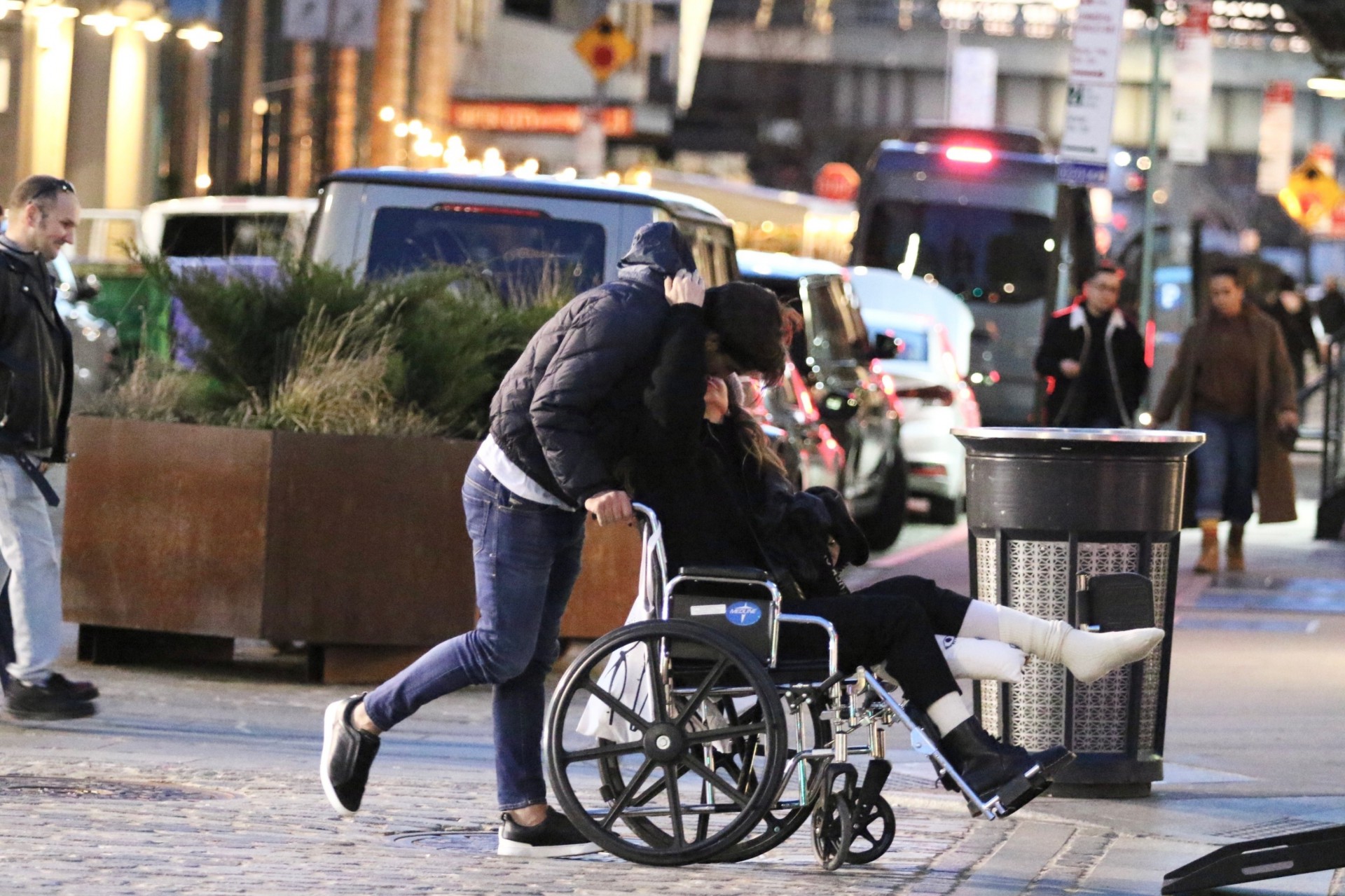 Luciana Gimenez e o namorado deixam restaurante de Nova York -  