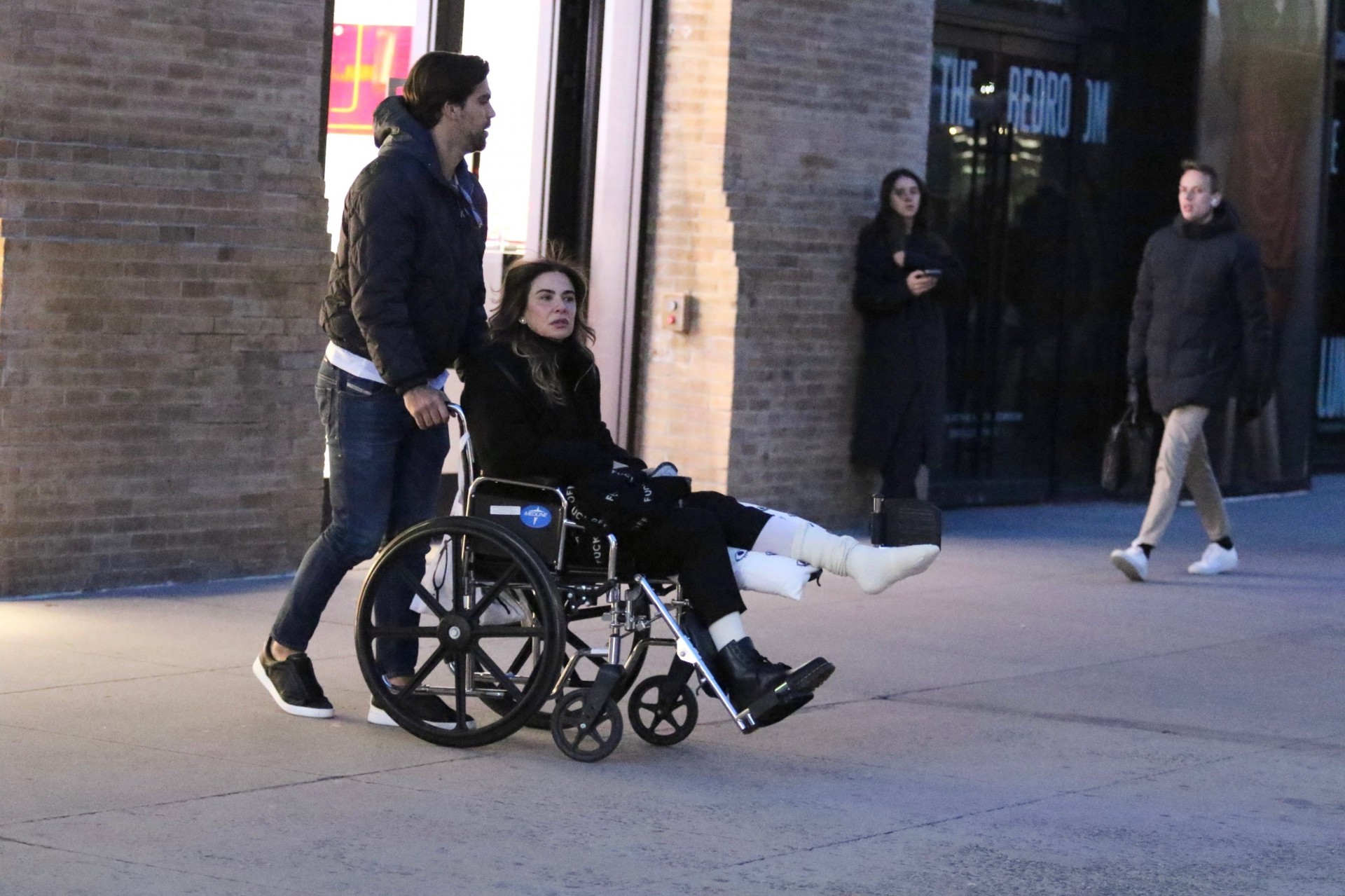 Luciana Gimenez e o namorado deixam restaurante de Nova York - Backgrid/ Agnews