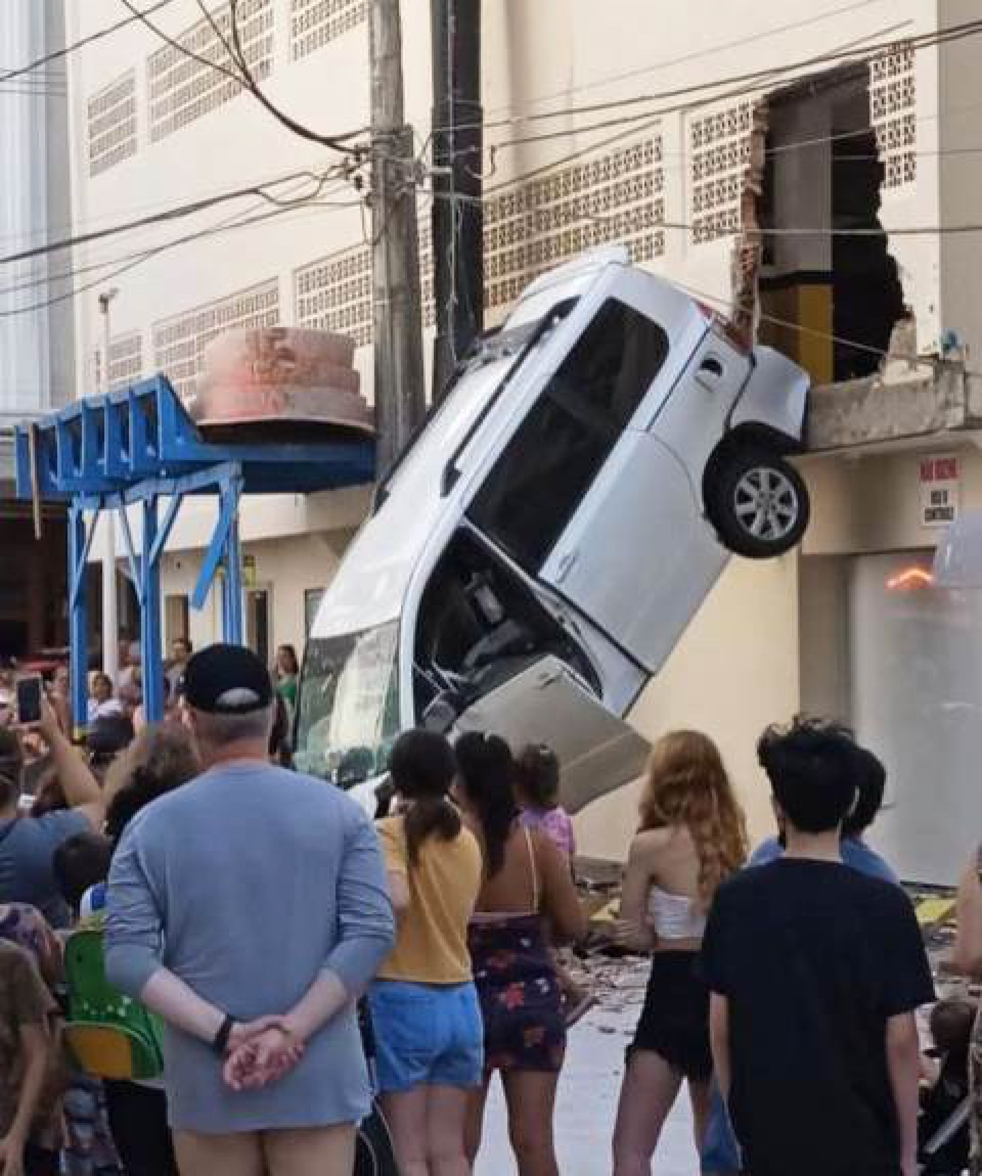 Homem tentava manobrar o ve&iacute;culo, quando perdeu o controle, bateu na parede e caiu do segundo andar do pr&eacute;dio