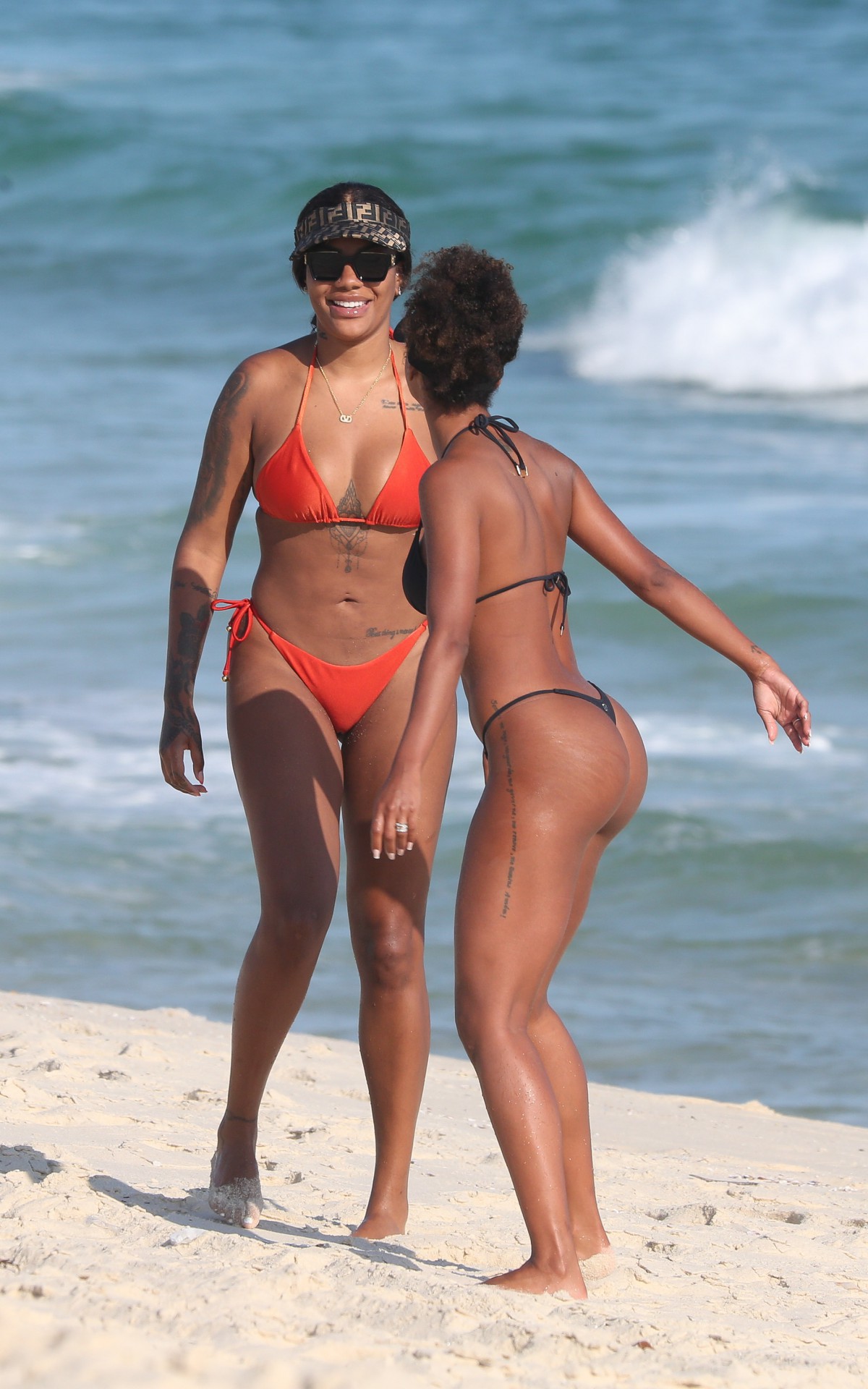 Ludmilla e Brunna Gon&ccedil;alves curtem dia ensolarado em praia da Zona Oeste do Rio