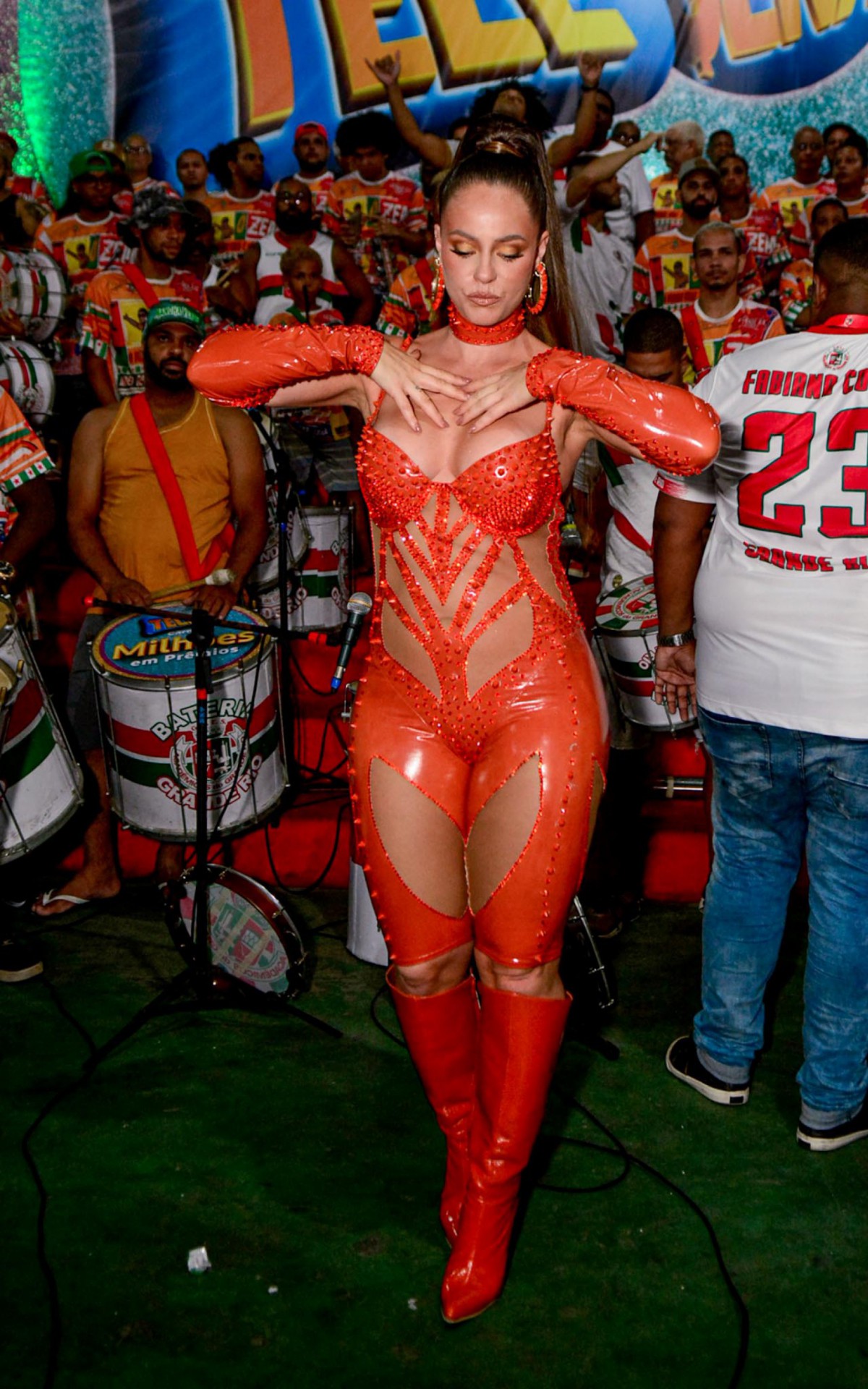 Paolla Oliveira participa do ensaio da Grande Rio na quadra da agremia&ccedil;&atilde;o, em Duque de Caxias, Baixada Fluminense, na noite desta ter&ccedil;a-feira
