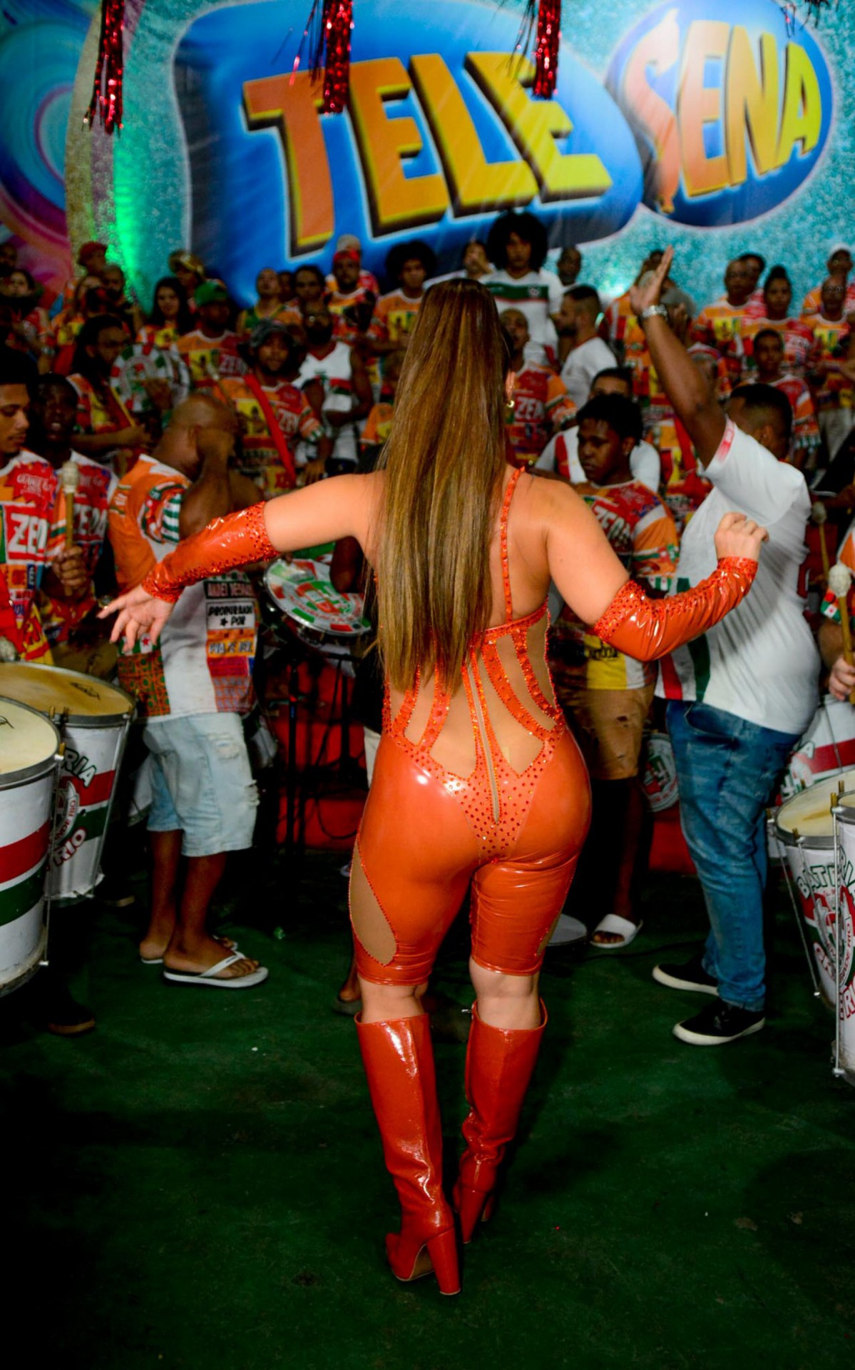 Paolla Oliveira participa do ensaio da Grande Rio na quadra da agremia&ccedil;&atilde;o, em Duque de Caxias, Baixada Fluminense, na noite desta ter&ccedil;a-feira