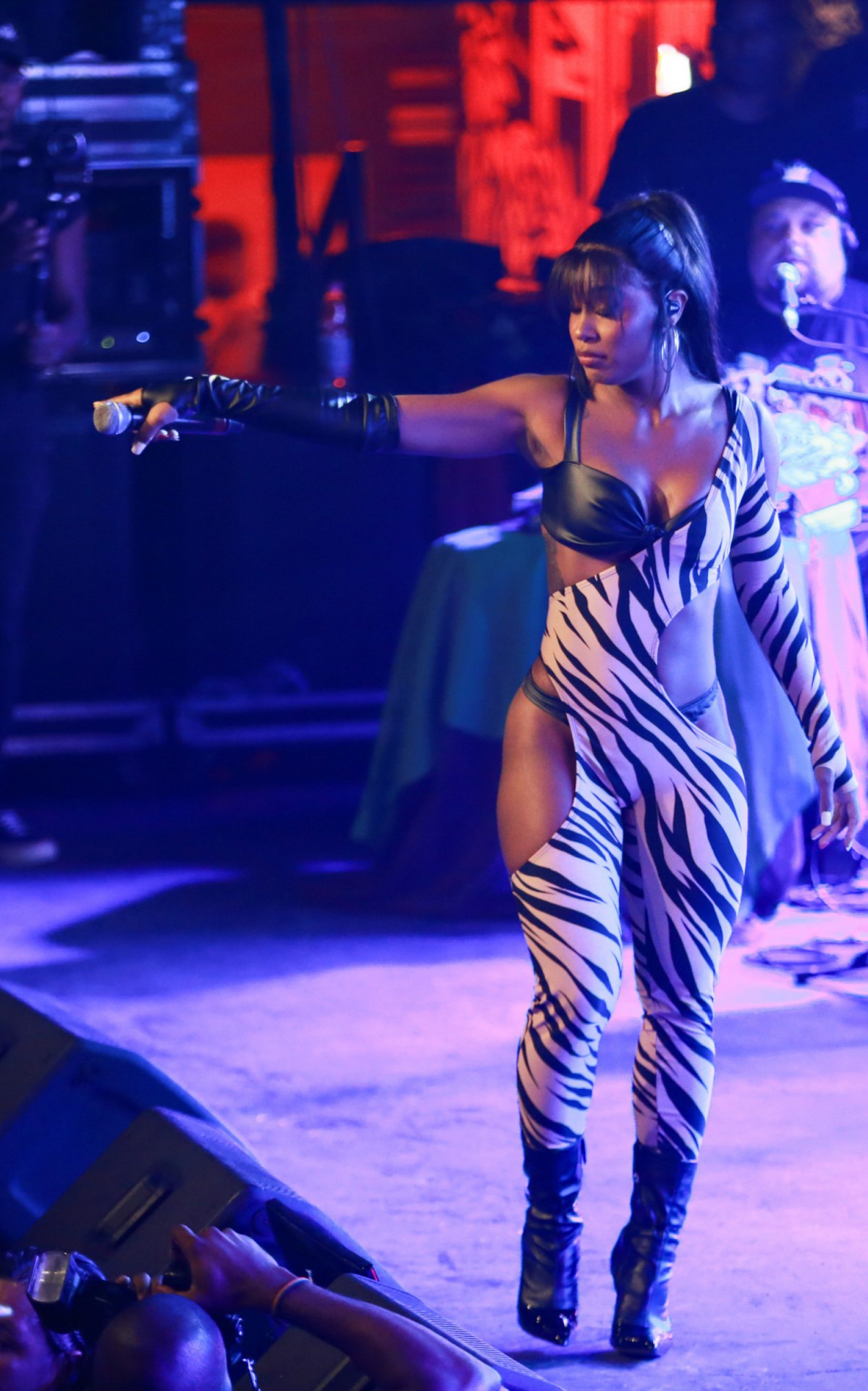 Rebecca se apresenta no segundo dia de "Carnavalesca"