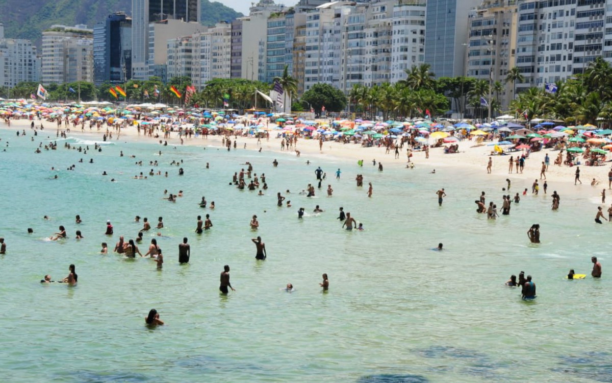 Efetivo da Comlurb foi ampliado e turnos aumentados para atender a demanda de trabalho nos fins de semana do ver&atilde;o